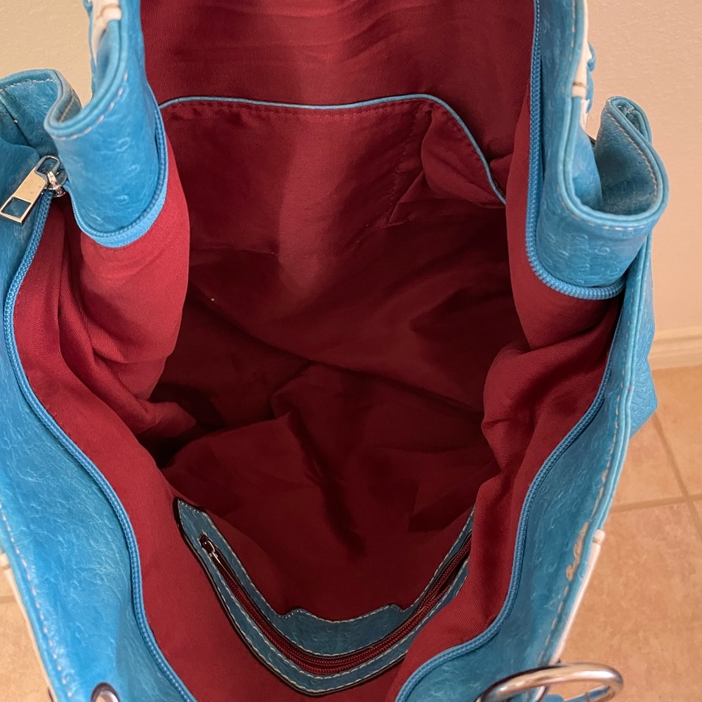 Women’s large handbag also can be used as a weekend tote.